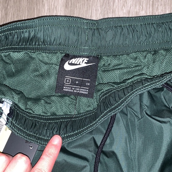 Nike Green and Black Women's Shorts - Picture 11 of 11